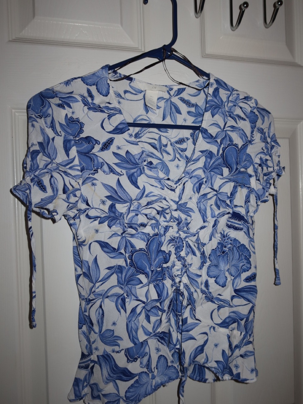 H&M White and Blue Floral Tie-Front Blouse